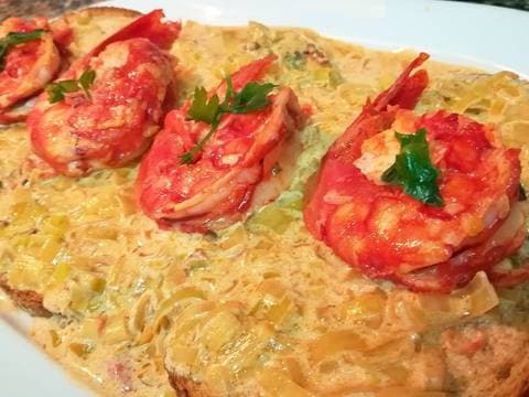 tostada de carabineros en salsa