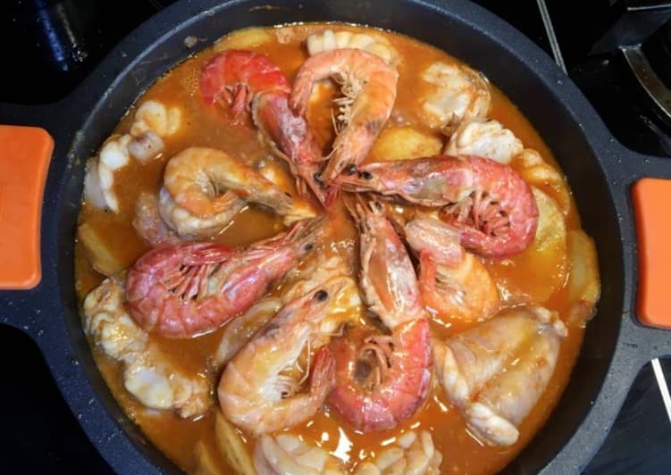 Receta de cazuela de rape, gambas y langostinos para combatir el frío de forma sabrosa y sana. Marisco de invierno también en Saborea Huelva.